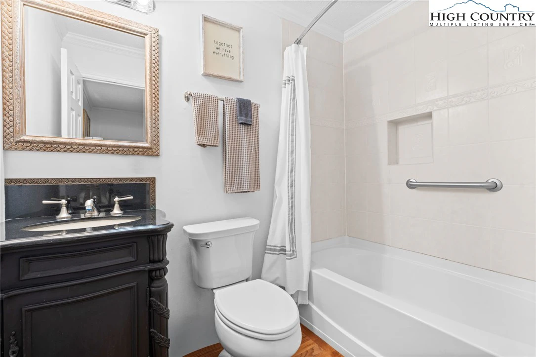 Image number 3 for the current listing
