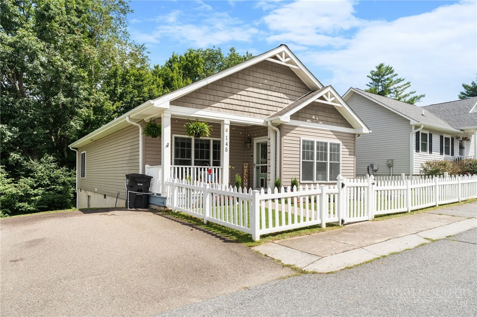 Image number 1 for the current listing