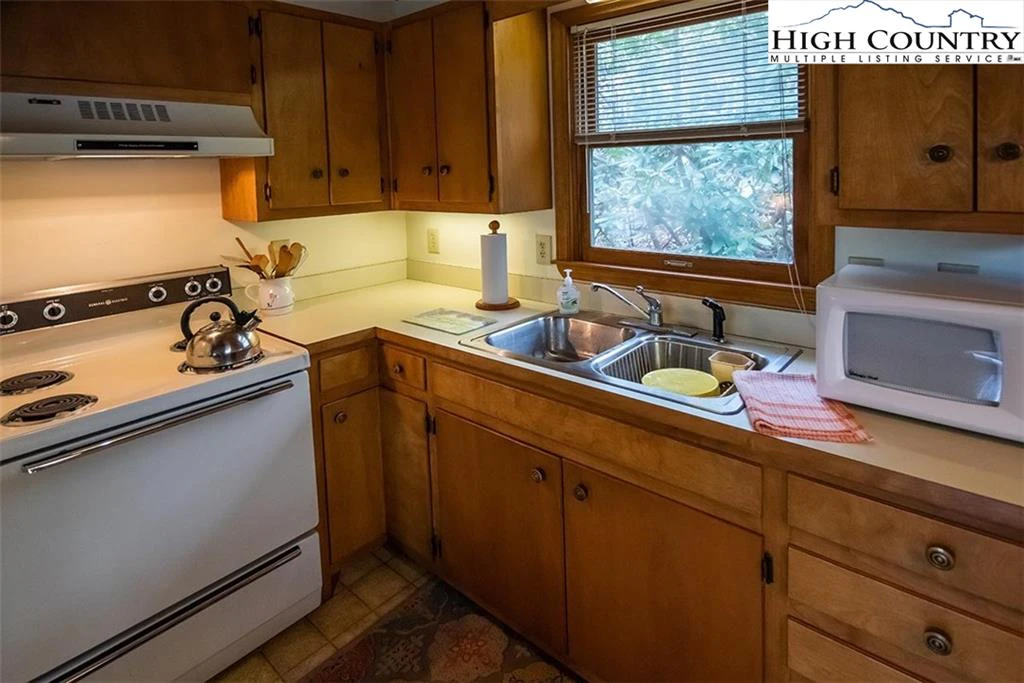 Image number 14 for the current listing