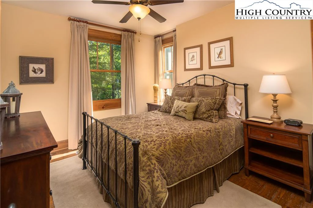 Image number 4 for the current listing