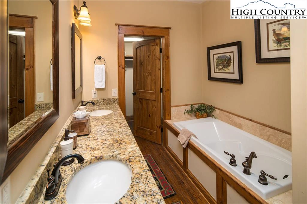 Image number 7 for the current listing