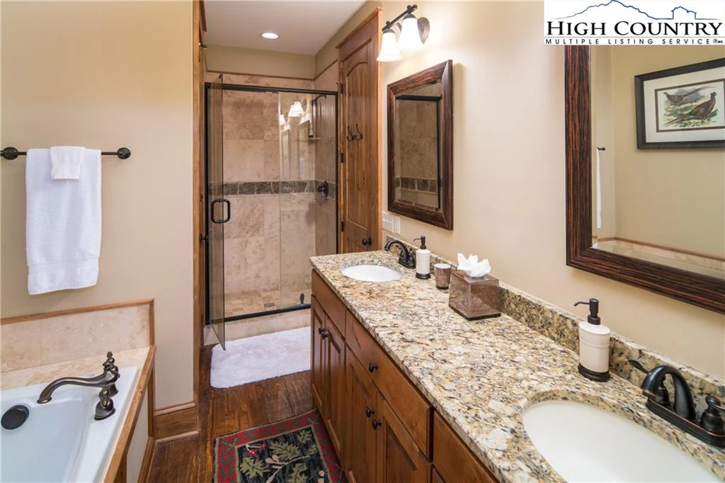 Image number 8 for the current listing