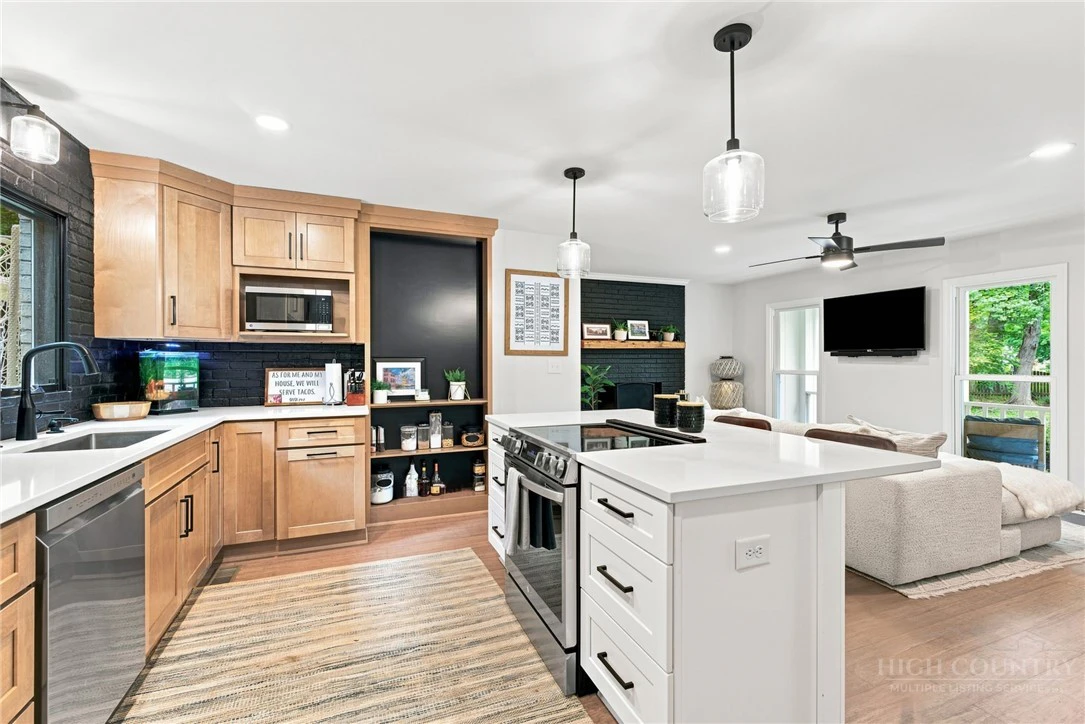 Image number 4 for the current listing