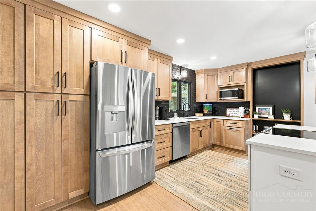 Image number 5 for the current listing