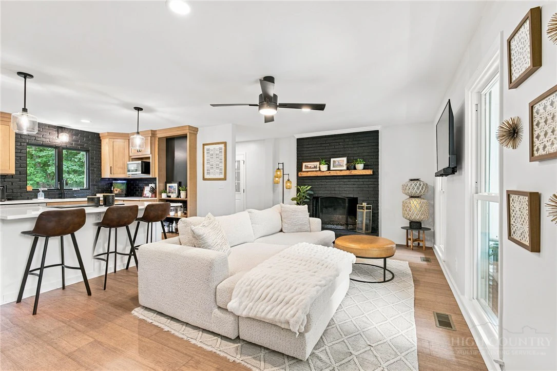 Image number 10 for the current listing