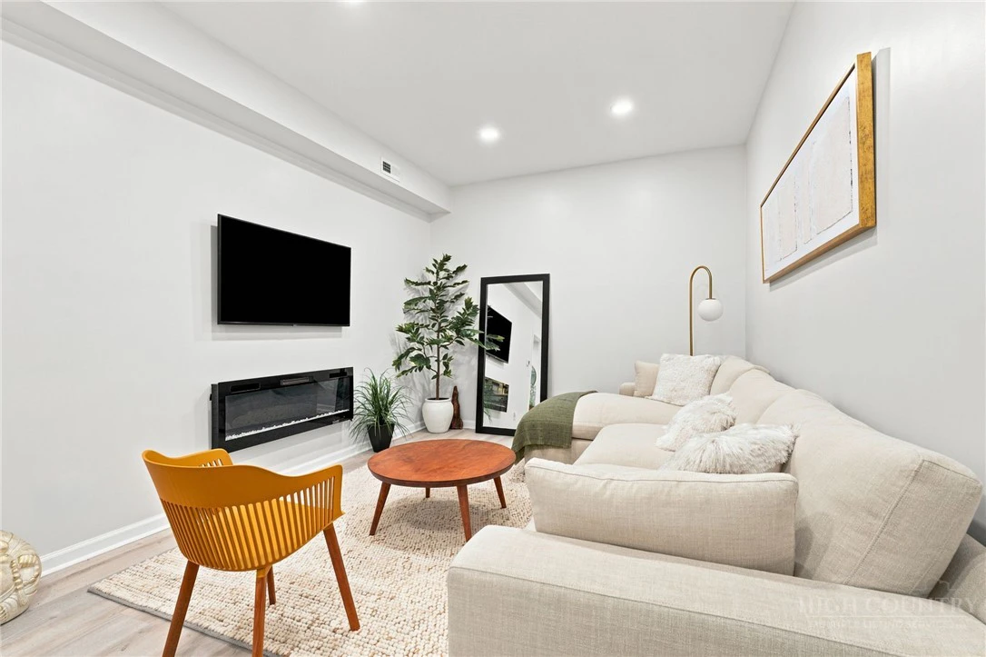 Image number 14 for the current listing