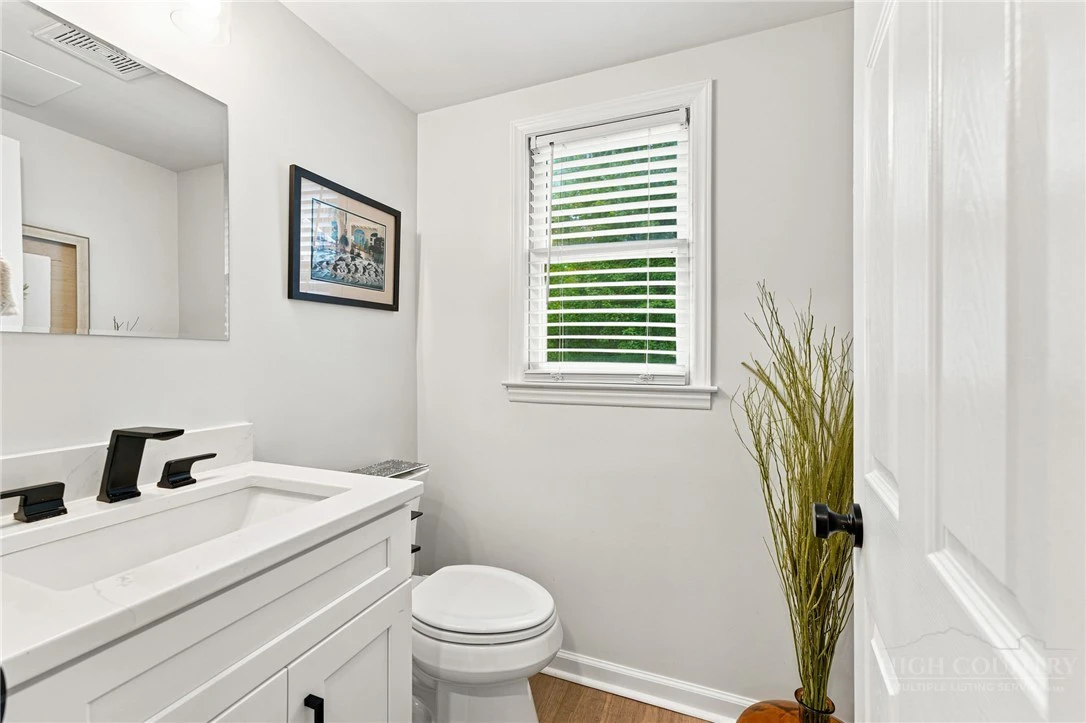 Image number 15 for the current listing