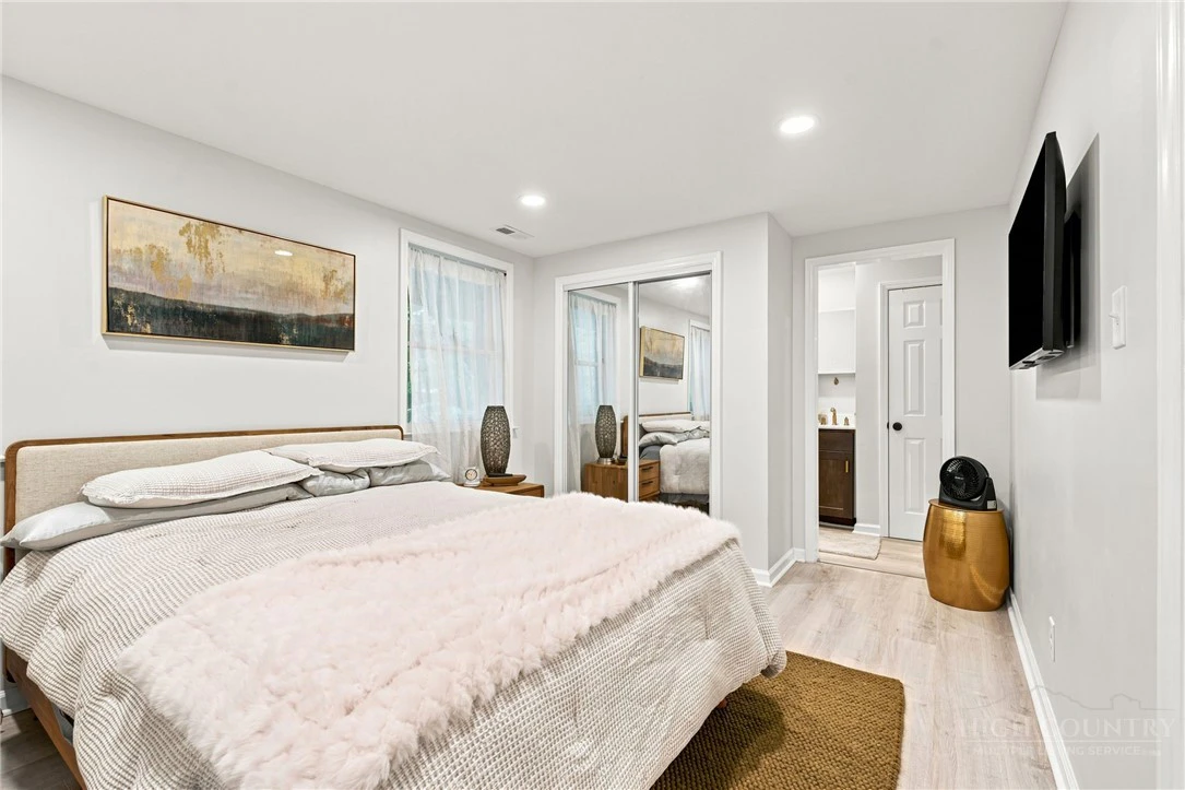 Image number 19 for the current listing