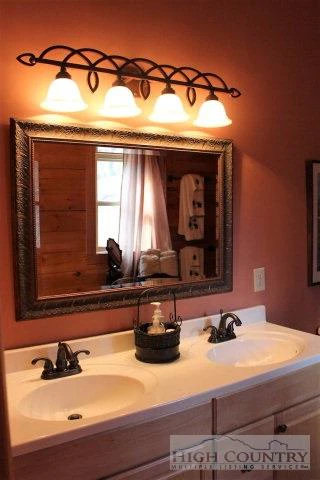 Image number 4 for the current listing