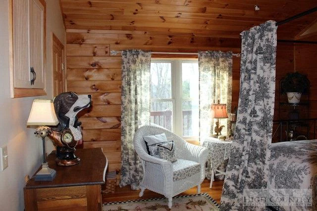 Image number 19 for the current listing