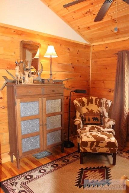 Image number 17 for the current listing
