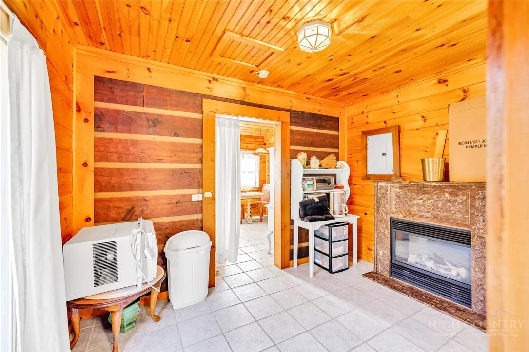 Image number 21 for the current listing