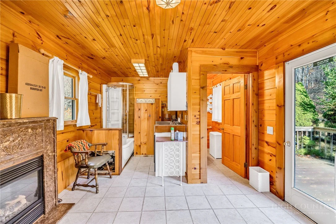 Image number 19 for the current listing