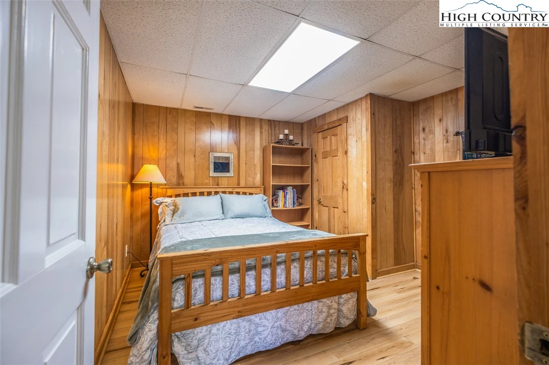 Image number 12 for the current listing
