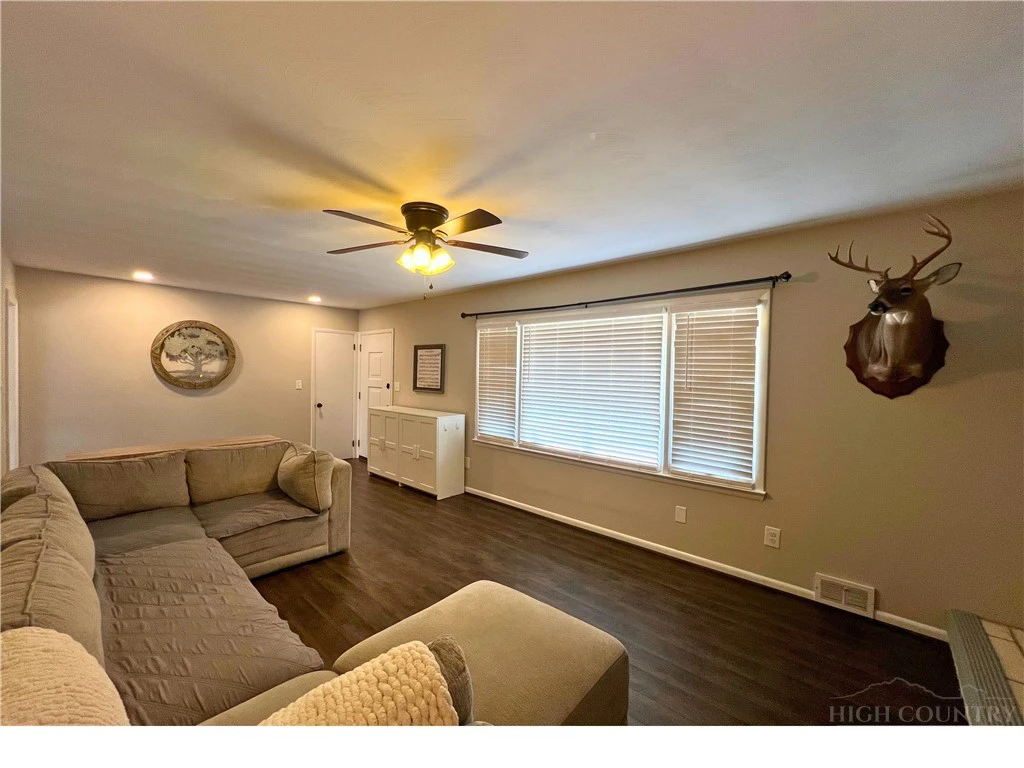 Image number 21 for the current listing