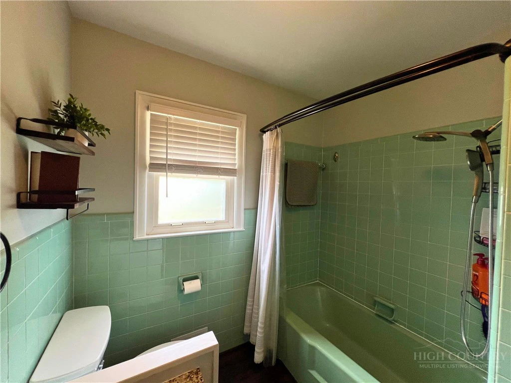 Image number 15 for the current listing