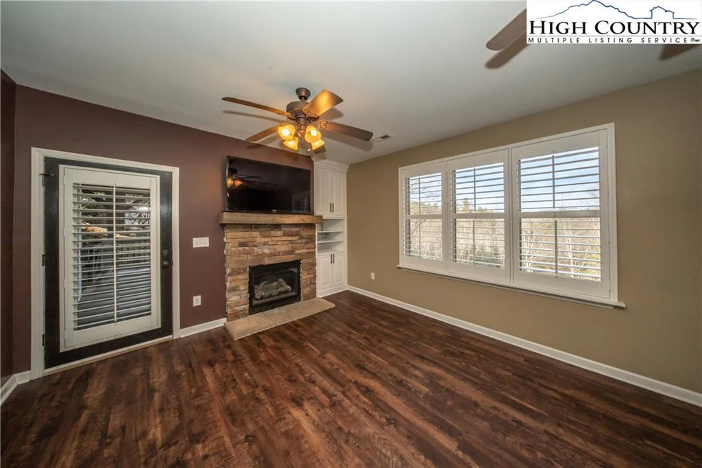 Image number 9 for the current listing