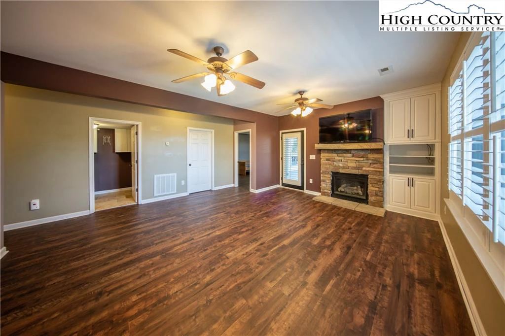 Image number 2 for the current listing