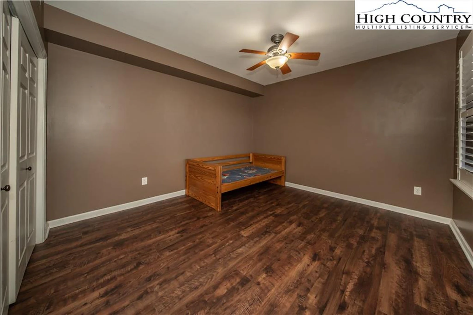 Image number 11 for the current listing