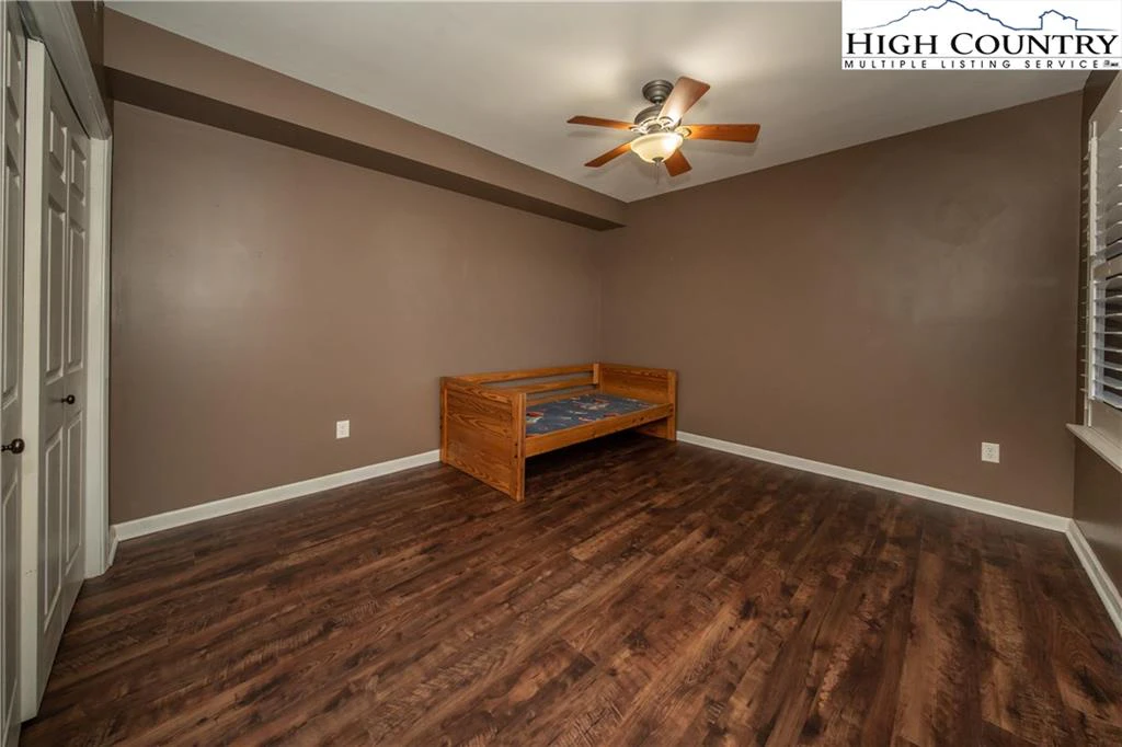 Image number 11 for the current listing