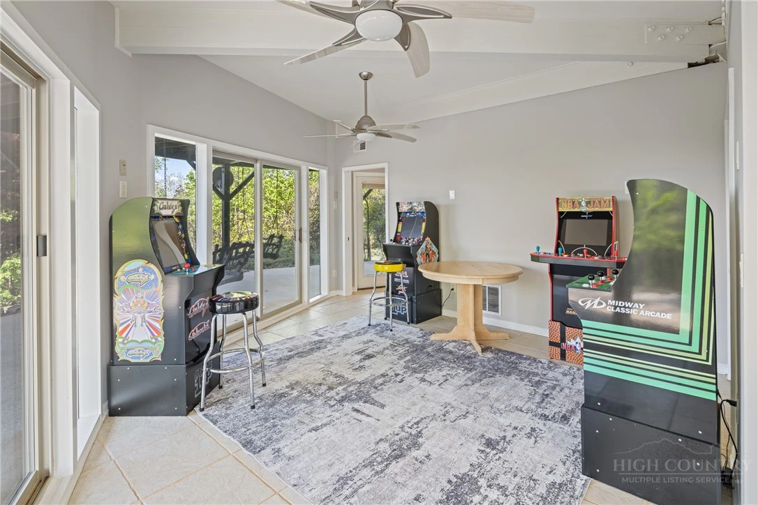 Image number 14 for the current listing