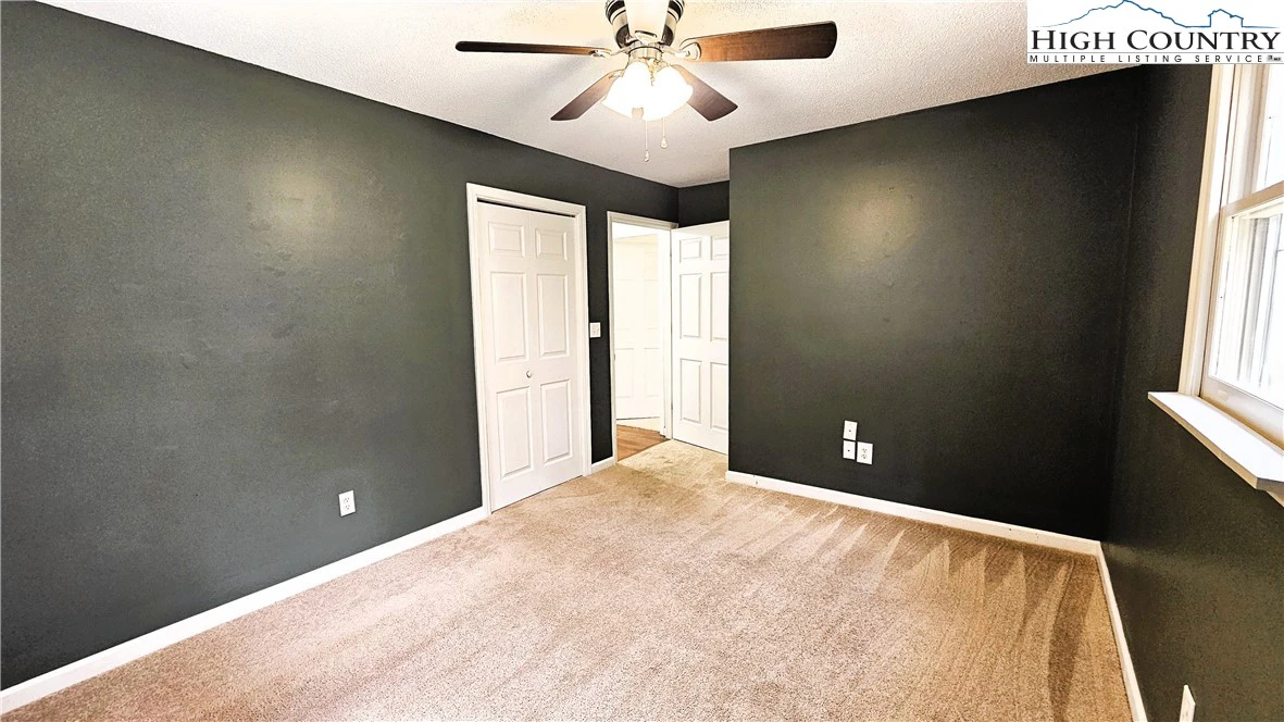 Image number 4 for the current listing