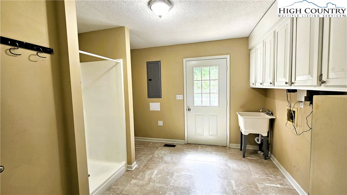 Image number 11 for the current listing