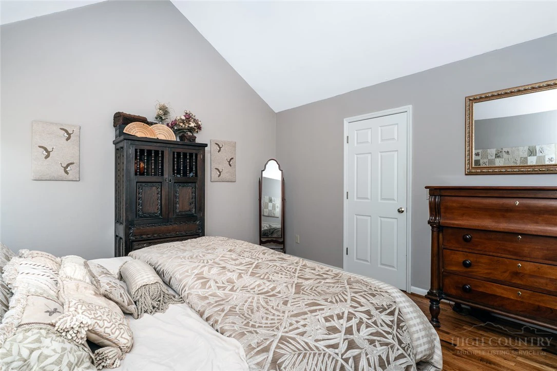 Image number 14 for the current listing