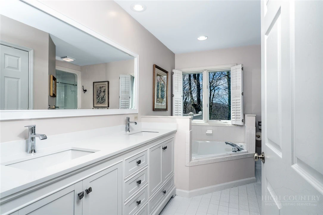 Image number 4 for the current listing