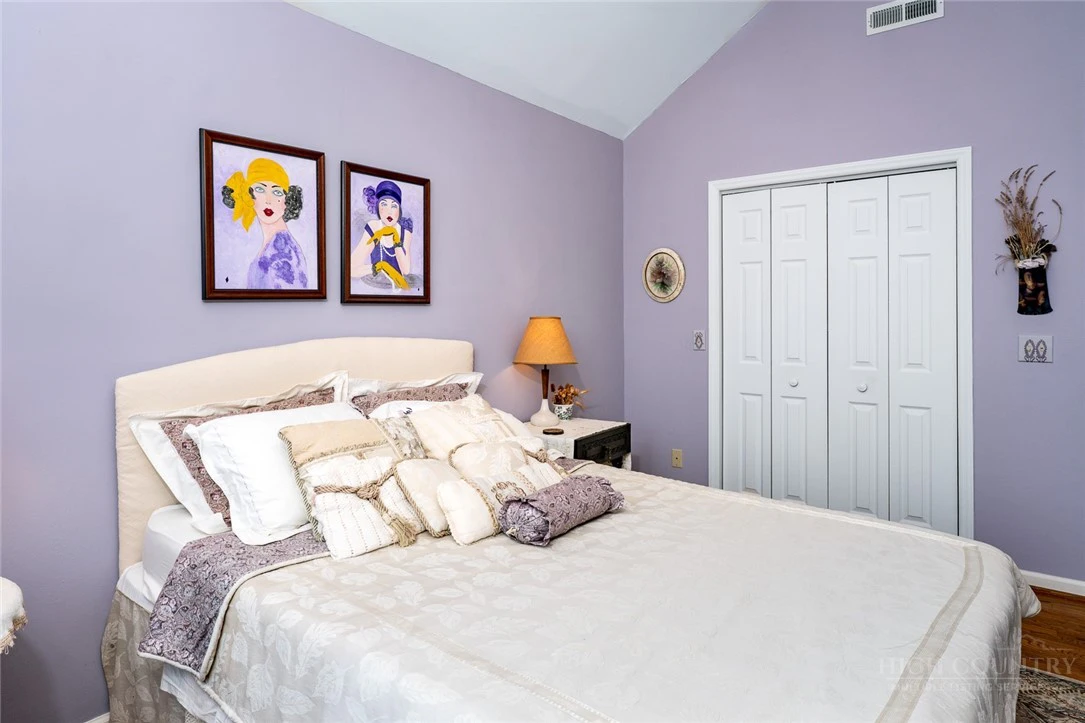 Image number 8 for the current listing