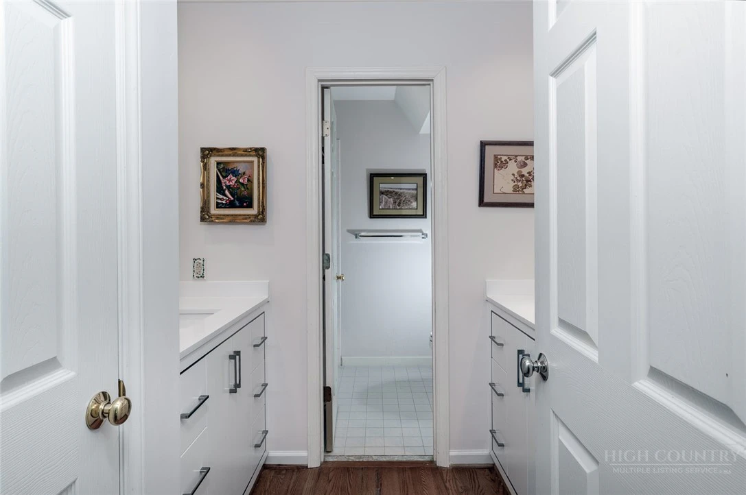 Image number 9 for the current listing