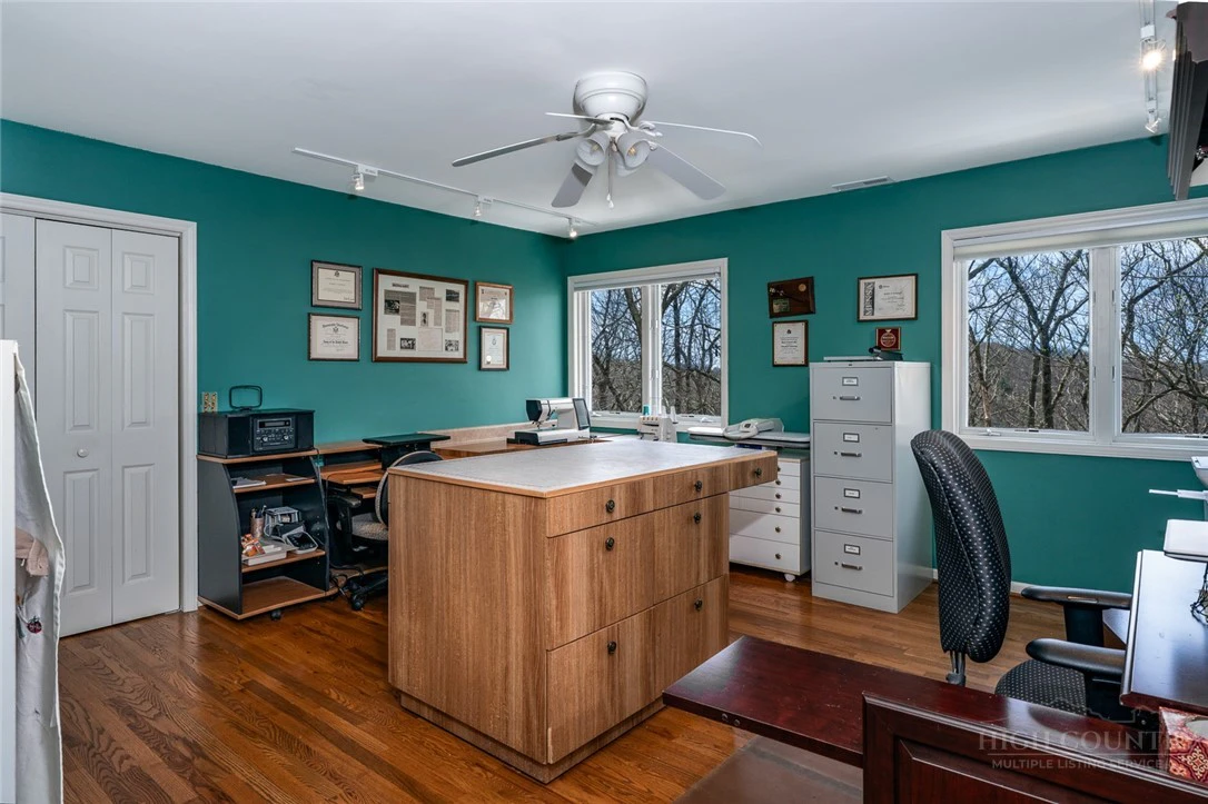 Image number 11 for the current listing
