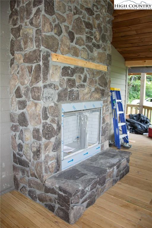 Image number 15 for the current listing