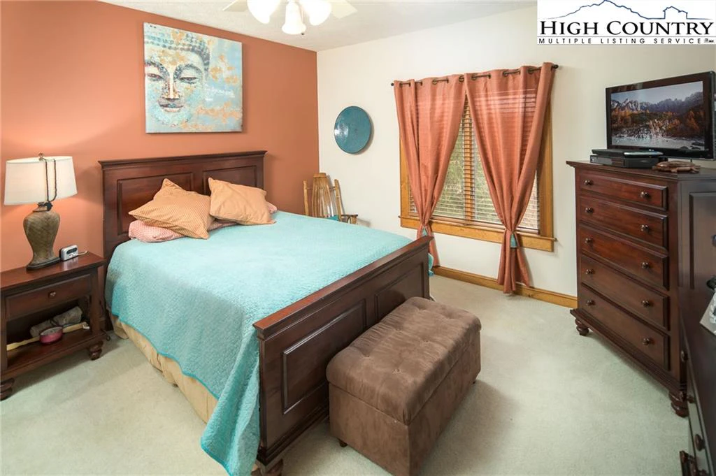 Image number 17 for the current listing