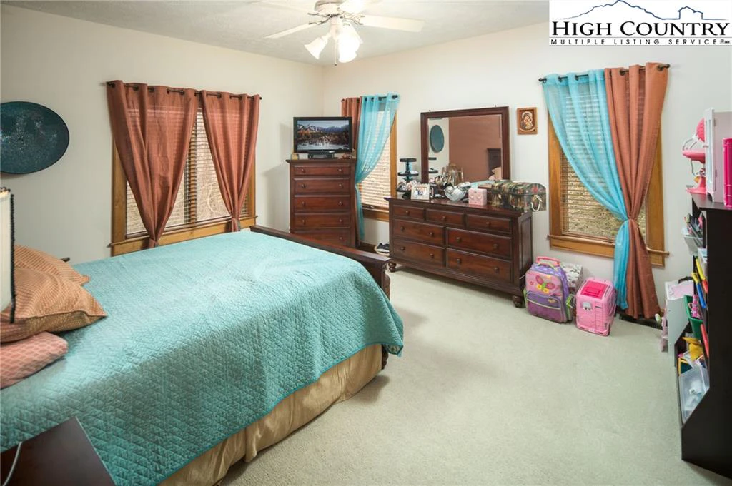Image number 16 for the current listing