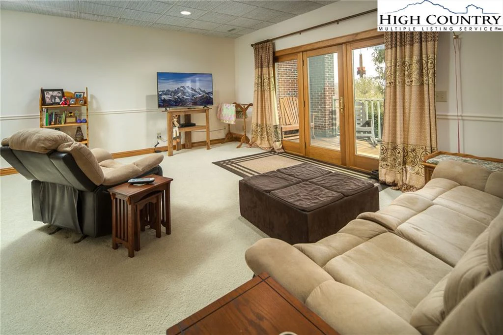 Image number 14 for the current listing