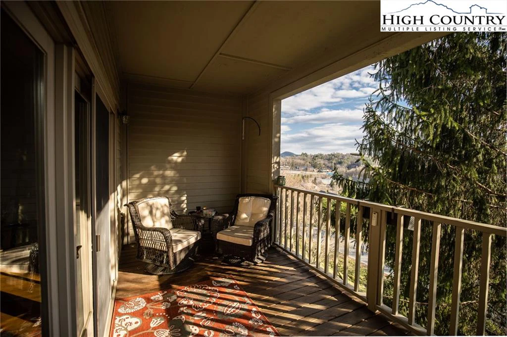 Image number 19 for the current listing