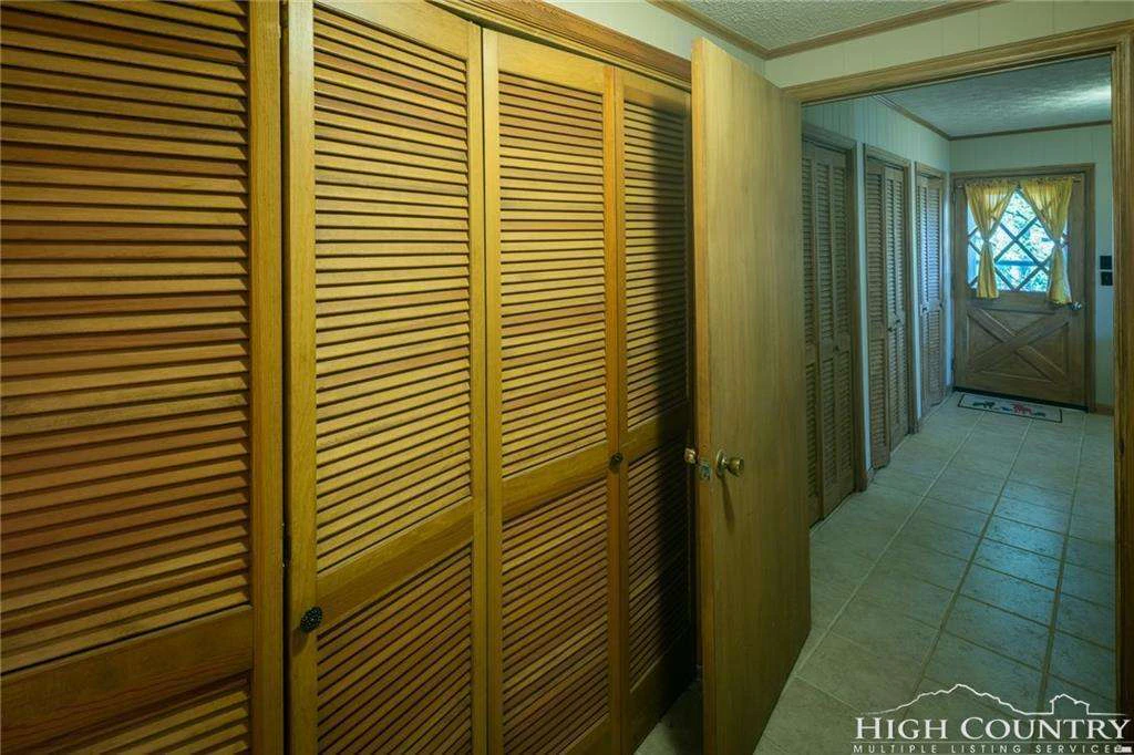 Image number 8 for the current listing