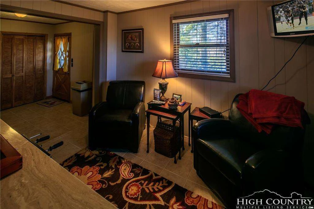 Image number 15 for the current listing