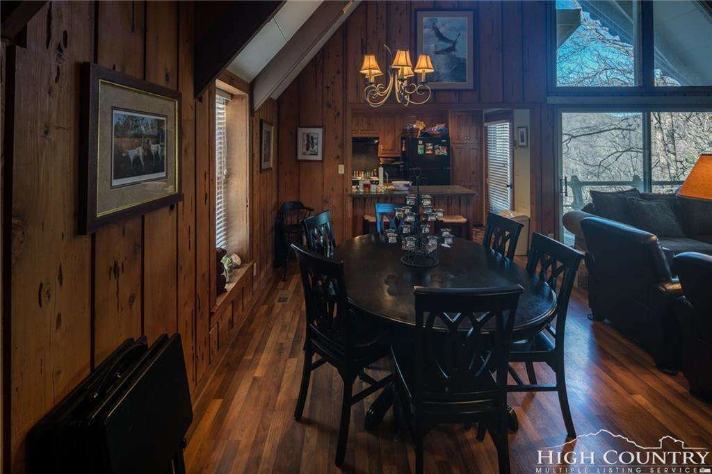 Image number 31 for the current listing