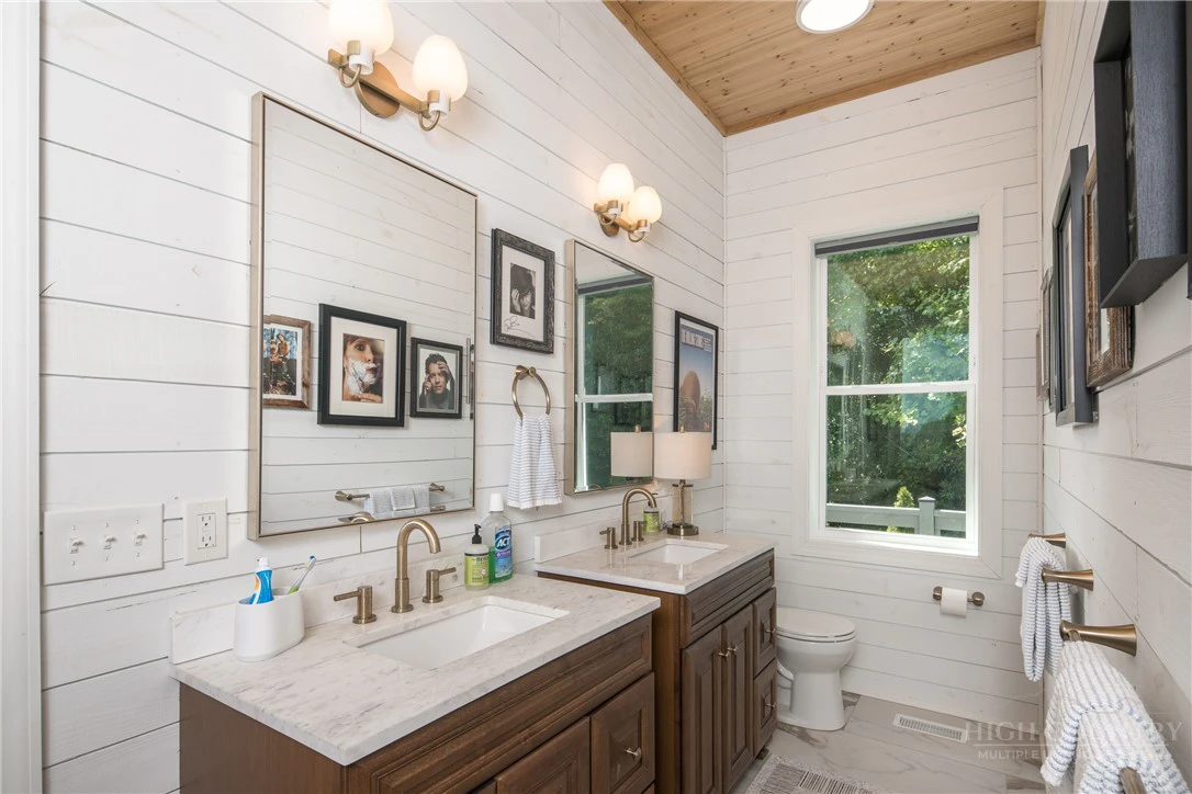 Image number 13 for the current listing