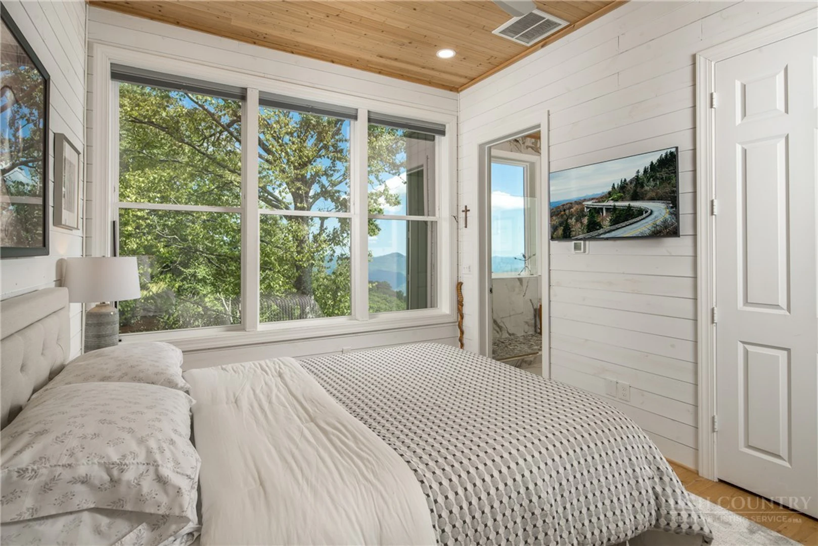Image number 16 for the current listing