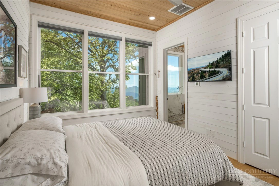 Image number 16 for the current listing