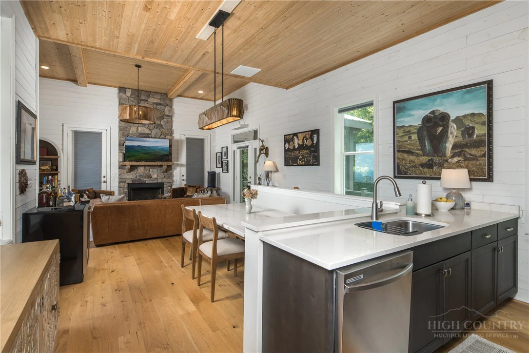 Image number 9 for the current listing
