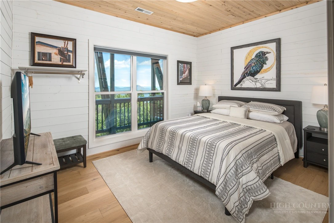 Image number 19 for the current listing
