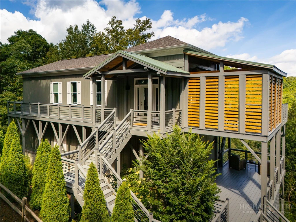 Image number 1 for the current listing