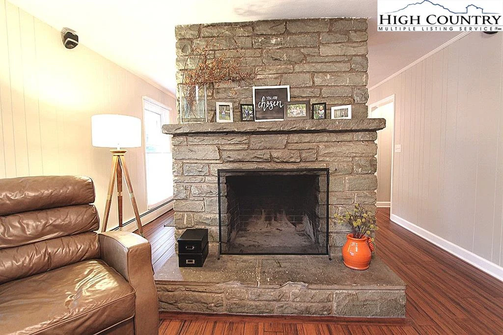 Image number 18 for the current listing