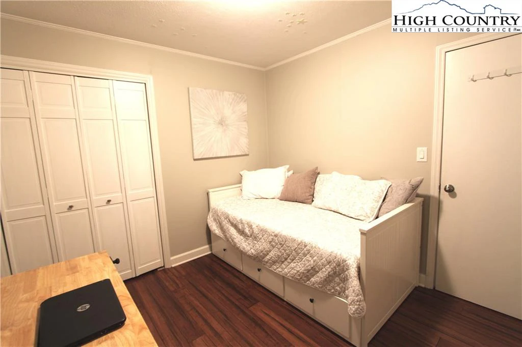 Image number 13 for the current listing