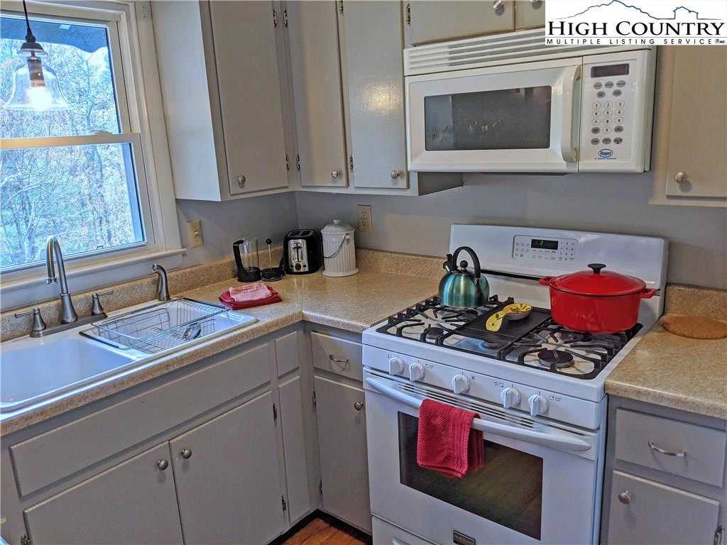 Image number 18 for the current listing