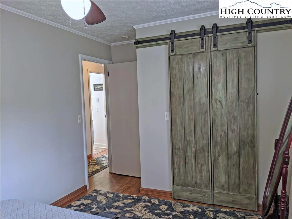 Image number 2 for the current listing
